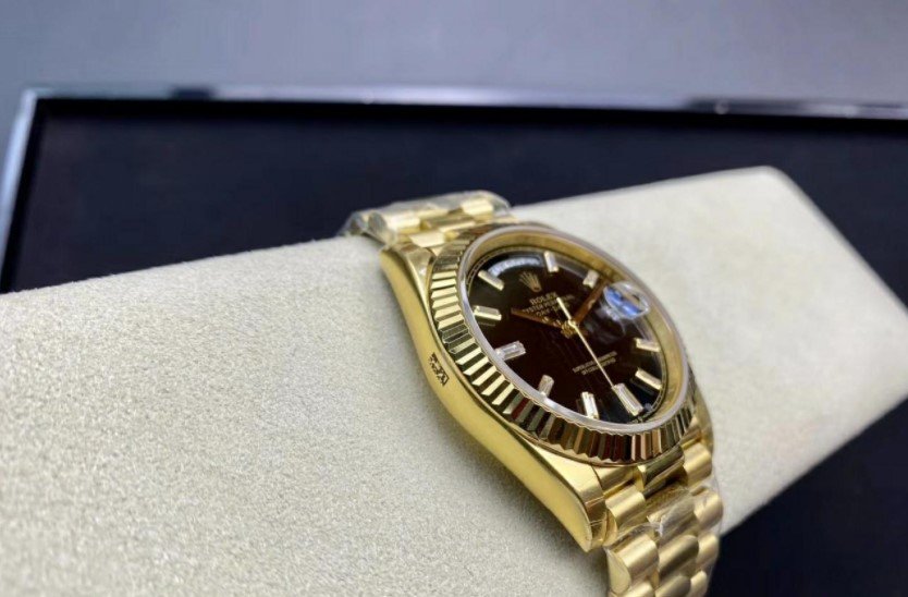 Rolex Day-Date 40 mm yellow gold 228238 Black set with diamonds