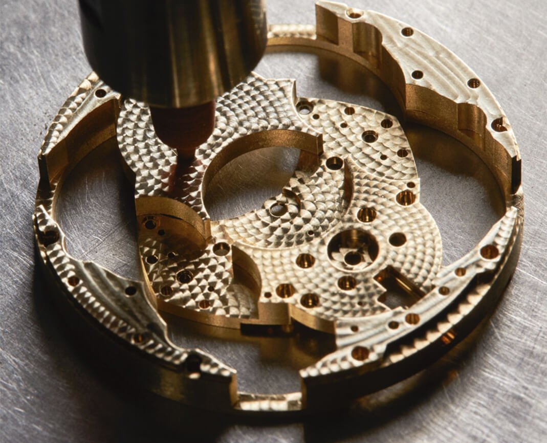 Основные методы декорирования деталей часовых механизмов, используемые брендом Roger Dubuis